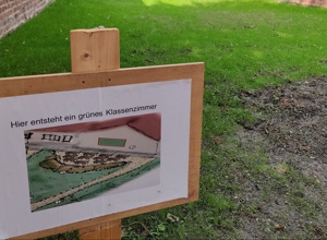 Grünes Klassenzimmer ohne Sitzplätze an der KGS Straß