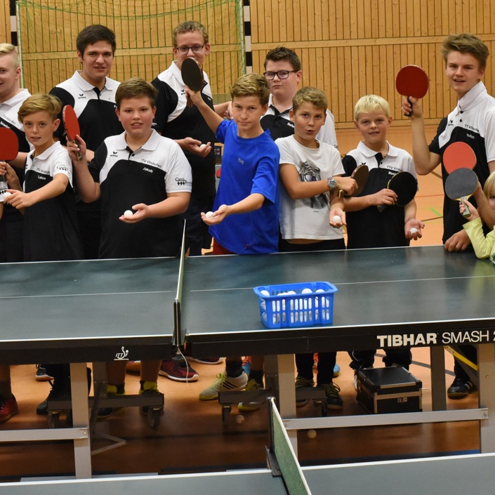 Tischtennistische und Wettkampfausrüstung