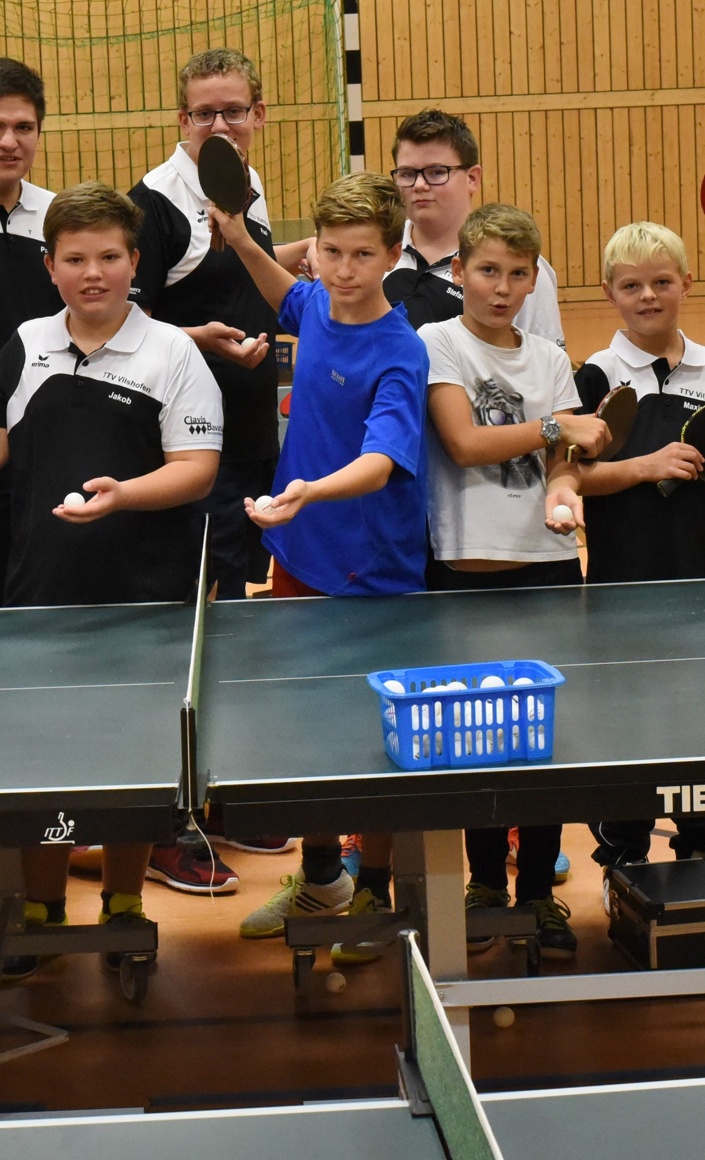 Tischtennistische und Wettkampfausrüstung