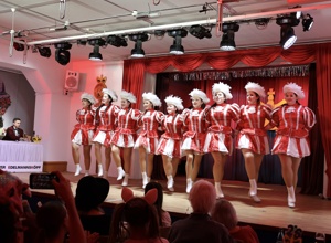 Neue Gardekleider für den Faschingsverein "Steebicher Edelmannsköpf"