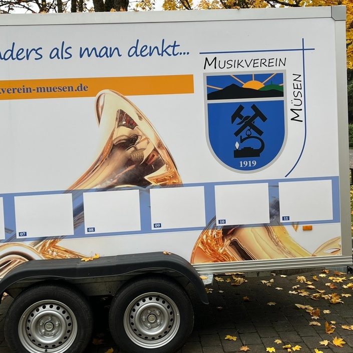 Raus aus dem Regen unters Carport: Unser Anhänger soll trocken stehen