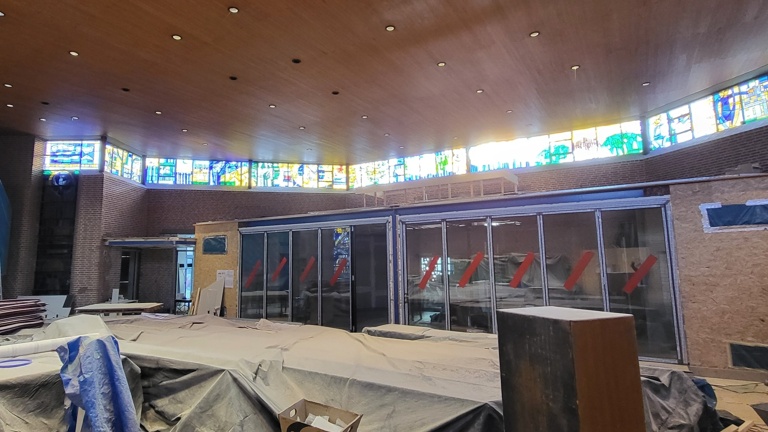 Tisch und Stühle für den Kleingruppenraum in der umgebauten Kirche