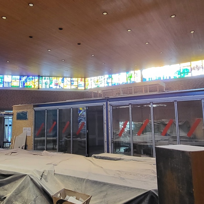 Tisch und Stühle für den Kleingruppenraum in der umgebauten Kirche