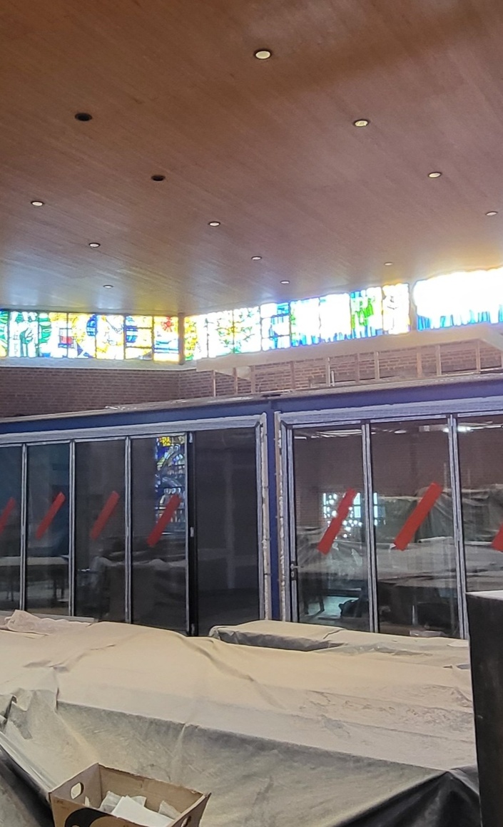 Tisch und Stühle für den Kleingruppenraum in der umgebauten Kirche