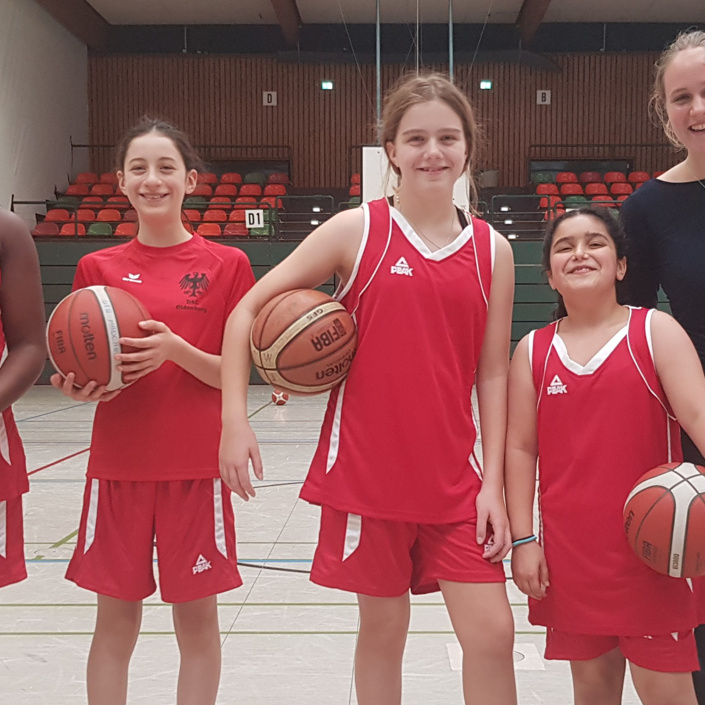 Begeisterte Basketballerinnen brauchen neue Trikots