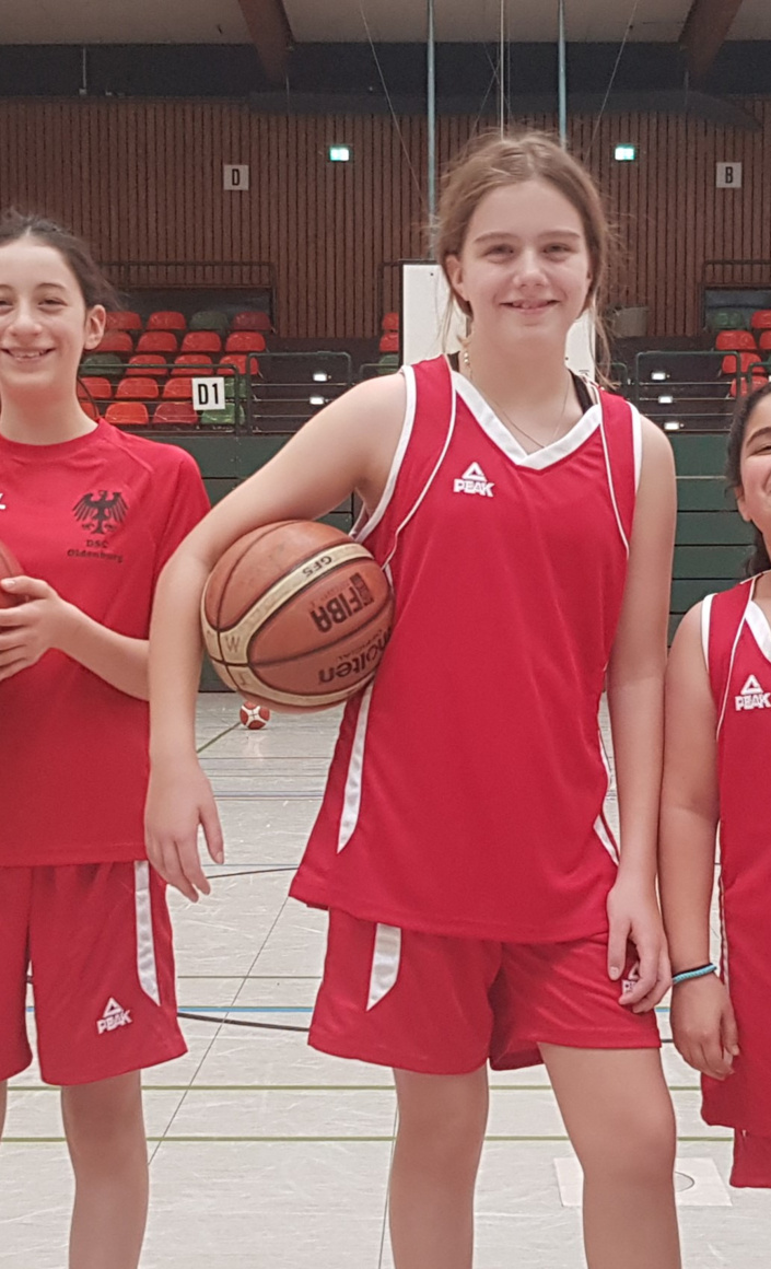 Begeisterte Basketballerinnen brauchen neue Trikots