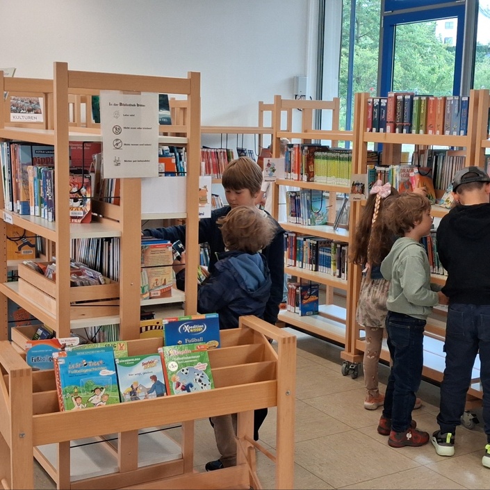 Neue Bücher für die Schulbibliothek der Grundschule an der Lahnaue