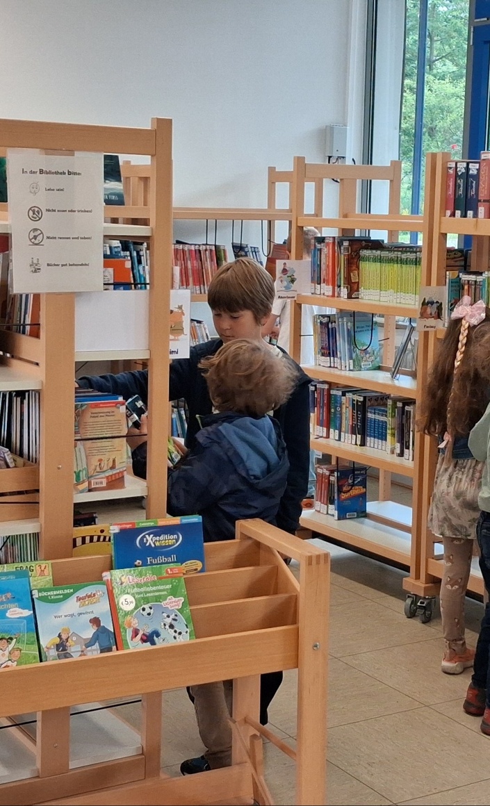 Neue Bücher für die Schulbibliothek der Grundschule an der Lahnaue