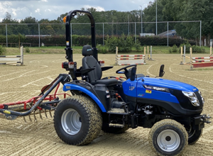 Erster Reitplatztrecker und -planer