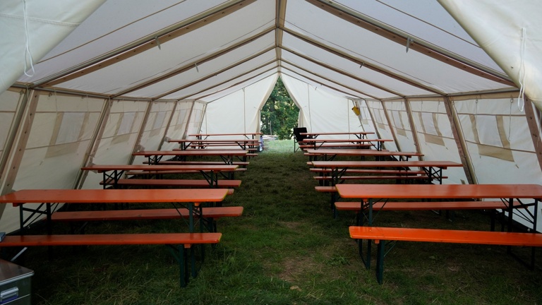 Neue Bierzeltgarnituren fürs Pfadfinder Sommerlager