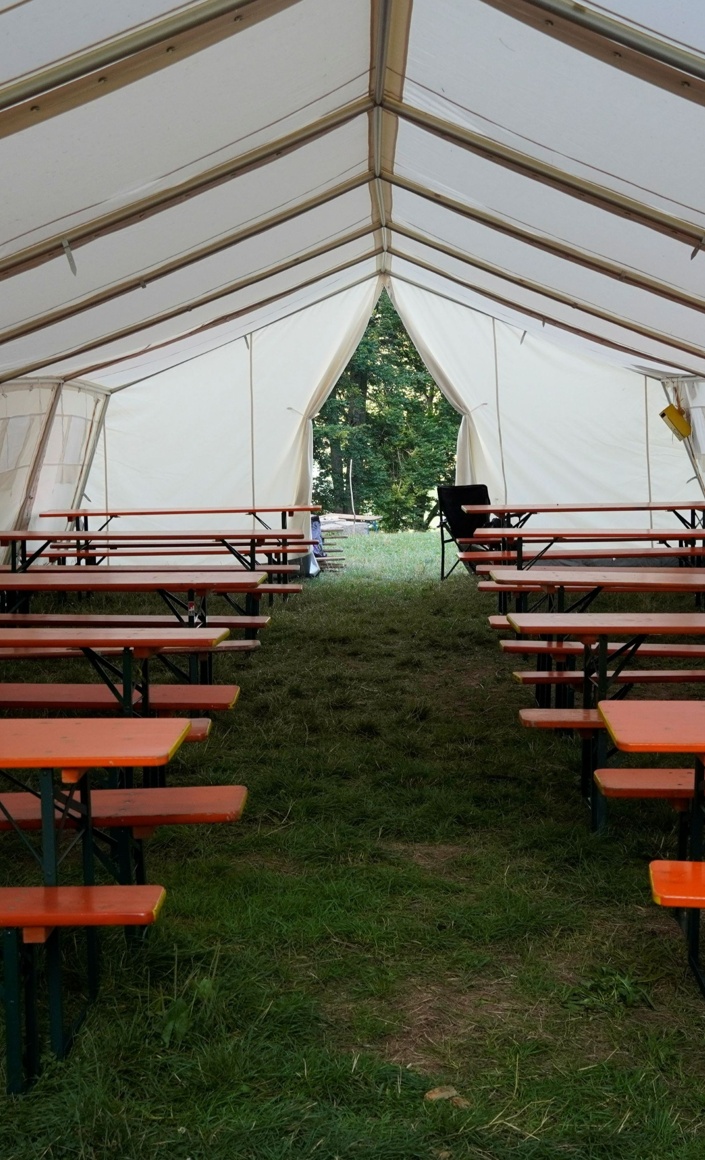 Neue Bierzeltgarnituren fürs Pfadfinder Sommerlager