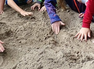 Eine Pumpe für den Matschtisch, Grundschule Heide