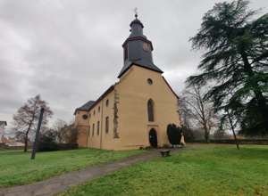 Evangelische Laurentiuskirche Trebur-Anlage eines Versammlungsplatzes