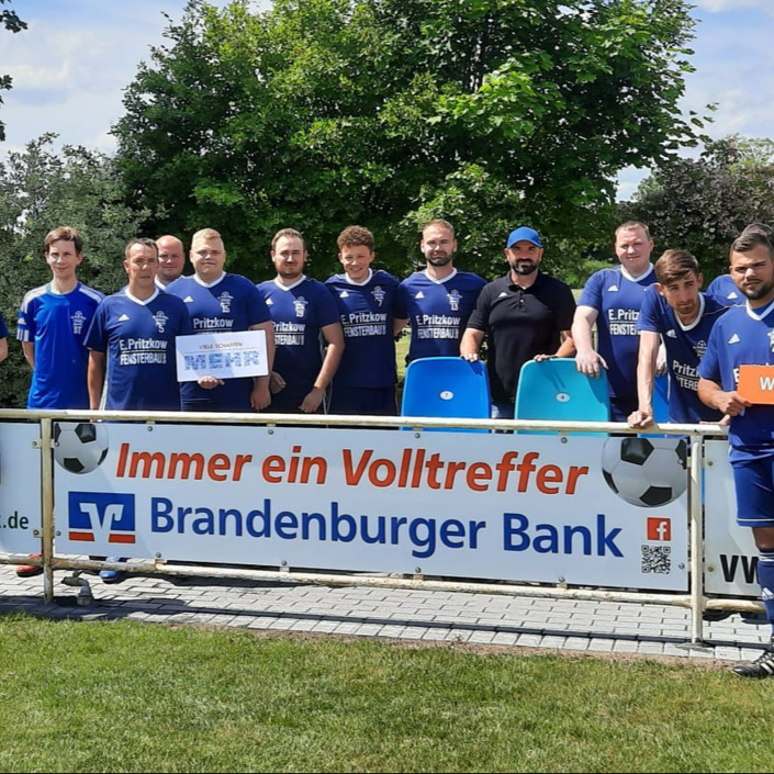 Neue Sitzgelegenheiten im Pessiner Pappelstadion