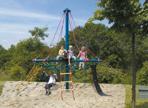 Die Kinder wünschen sich ein Klettergerüst in unserem Garten