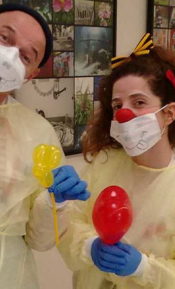 Fröhliche Clowns-"Visiten" im Kinderpalliativzentrum München