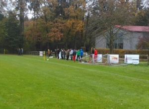 Überdachte Trainerbänke am Sportplatz Kirchwalsede