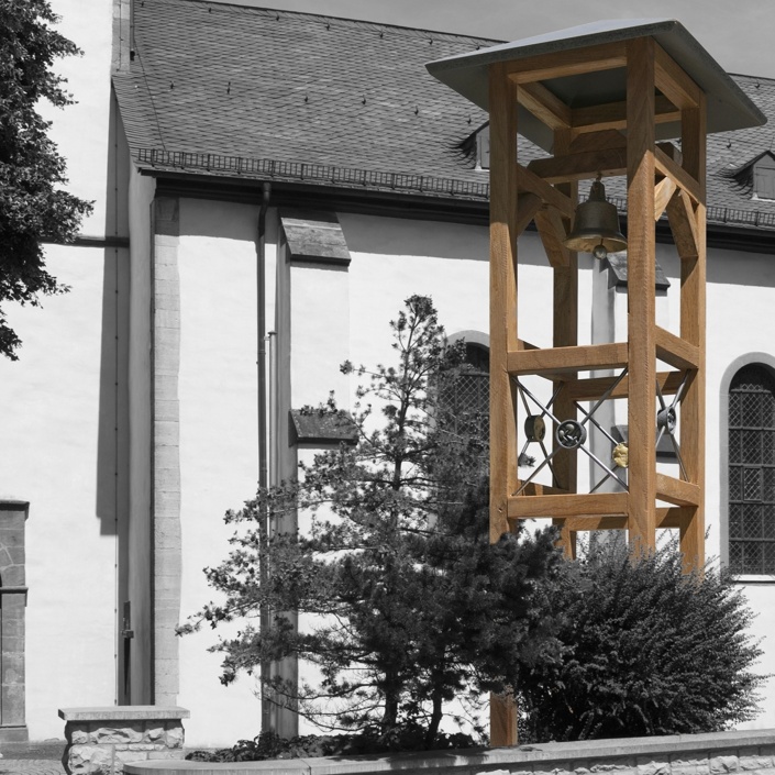 Glockenstuhl für historische Kirchenglocke