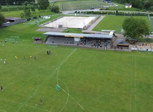Neuer Rasenmäher zur Pflege der Fußballplätze