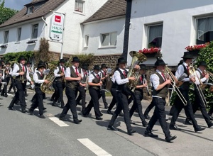 Neue Uniformwesten für die Schützenkapelle Wipperfeld