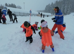 Neue Skianzüge für die DJK Pressath Skiabteilung