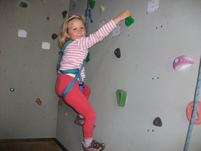 Neue Klettergriffe für den Kletterturm Sinbronn