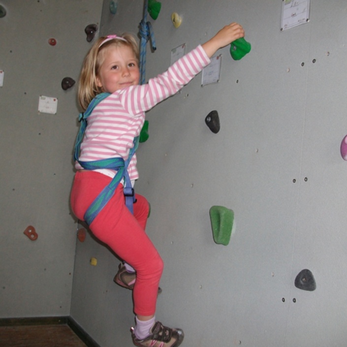 Neue Klettergriffe für den Kletterturm Sinbronn