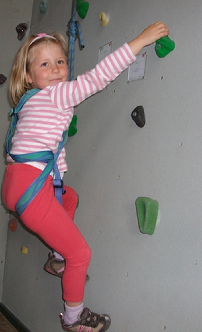 Neue Klettergriffe für den Kletterturm Sinbronn