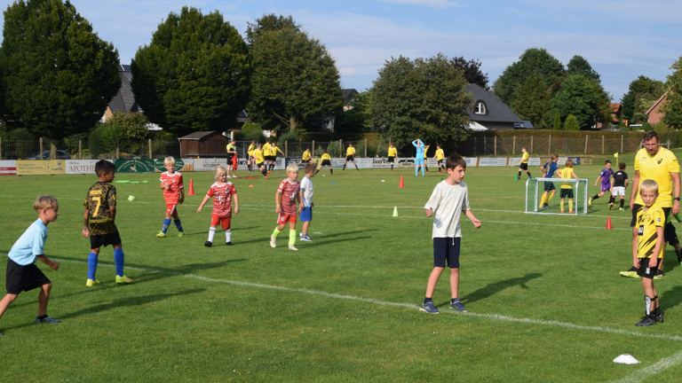 Equipment für Tennis- und Fußballjugend