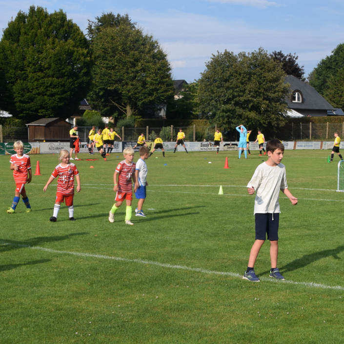 Equipment für Tennis- und Fußballjugend