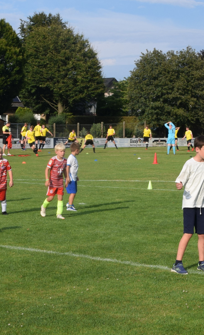 Equipment für Tennis- und Fußballjugend