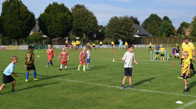 Equipment für Tennis- und Fußballjugend