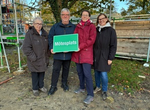 Sitzbänke für den Mötesplats im Schwedenheim