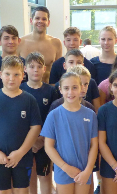 Neue Schwimmbretter und Aufbewahrungswagen