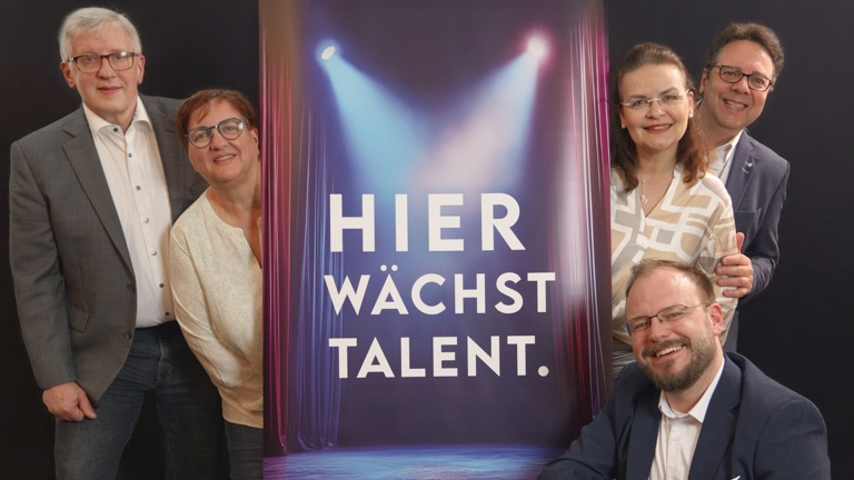 Tanzspiegel und Sitzerhöhungen - Maschen macht Musical