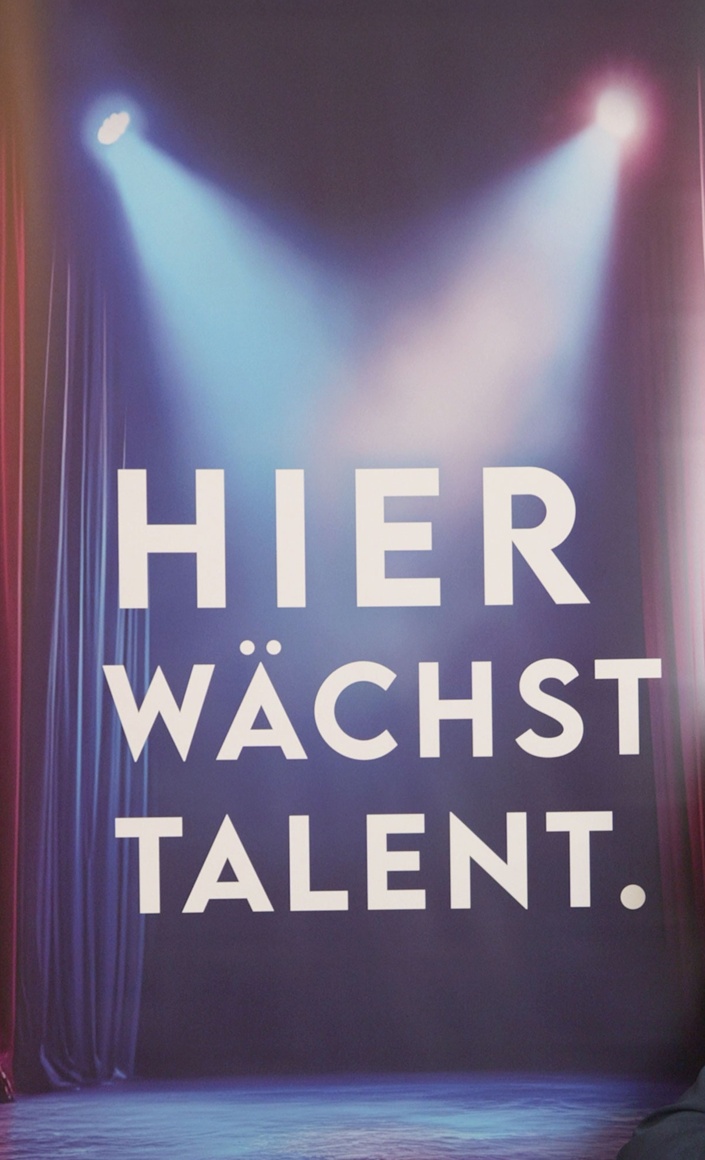 Tanzspiegel und Sitzerhöhungen - Maschen macht Musical