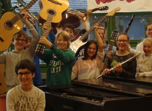 NEUE SAITEN FÜR DEN ALTEN BECHSTEIN