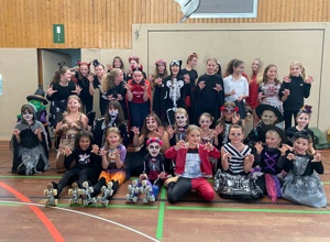 Rollkunstlauf in neuen Pflichtkleidern