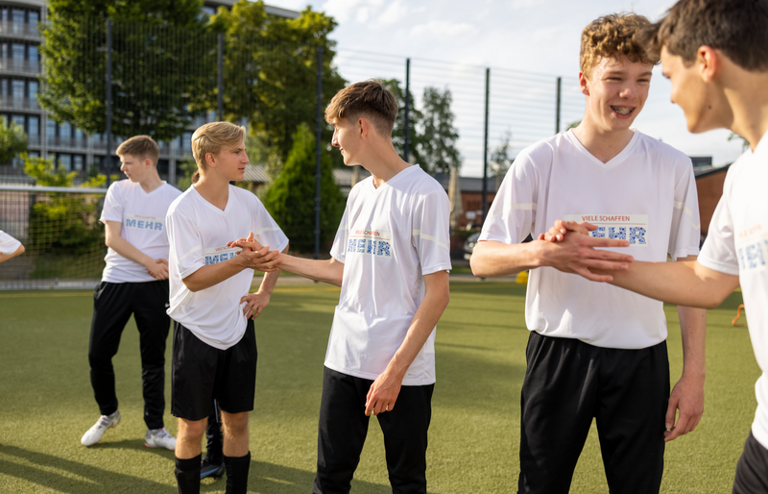 Bidl mit Fußball-Team