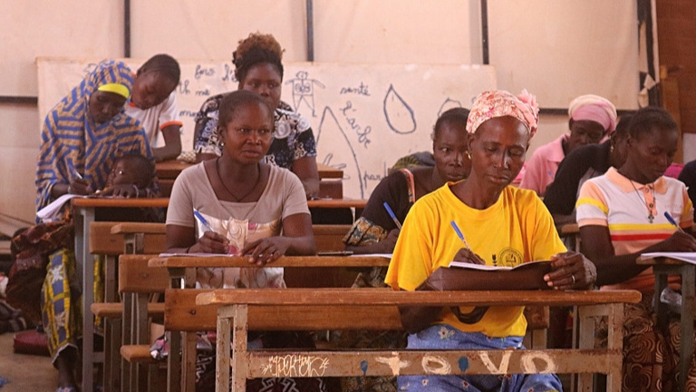 Alphabetisierungskurse für junge Frauen und Mütter in Burkina Faso