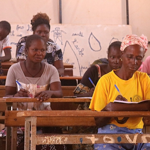 Alphabetisierungskurse für junge Frauen und Mütter in Burkina Faso