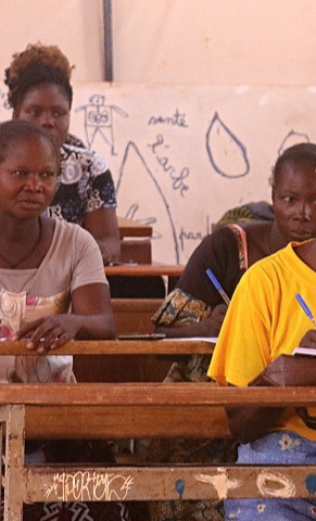 Alphabetisierungskurse für junge Frauen und Mütter in Burkina Faso