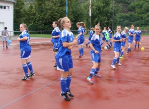 Frauen im Stadion, zukünftige Weltmeisterinnen aus Cochem?