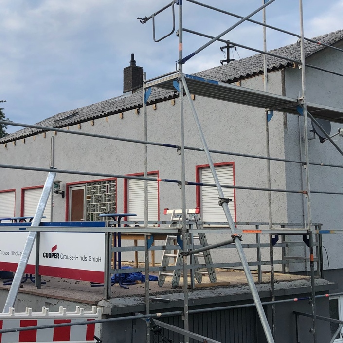 Neue Fenster und Türen für das Sportheimvordach des VfR Wakaba