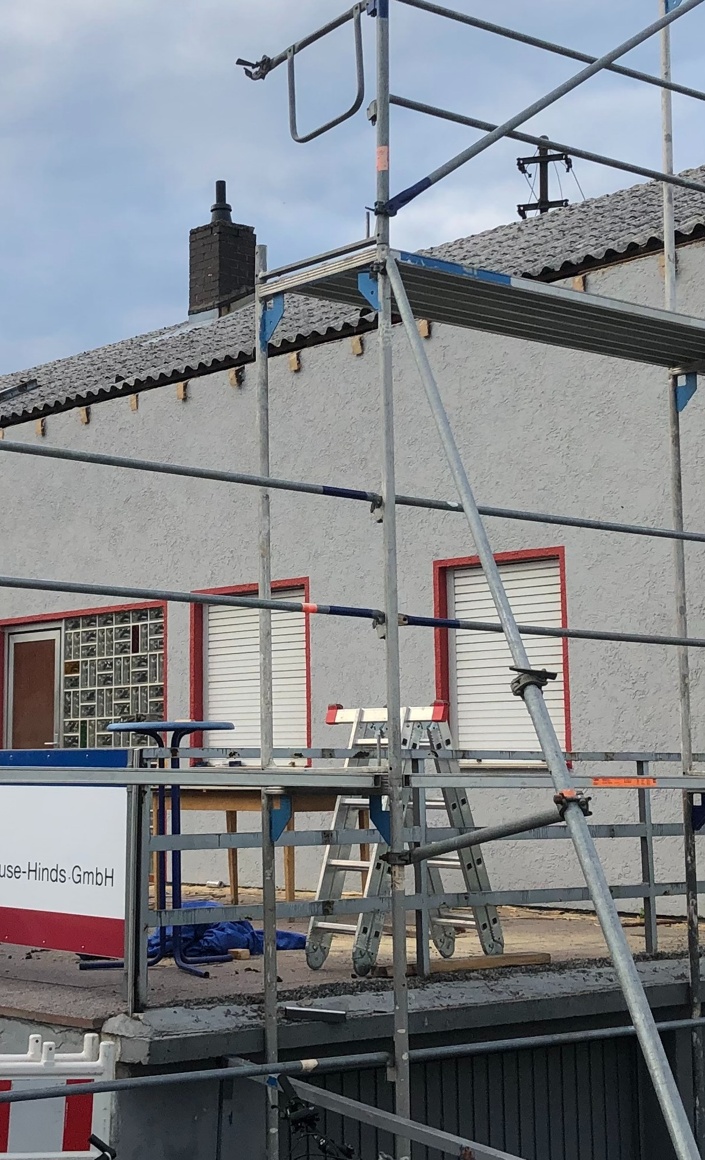 Neue Fenster und Türen für das Sportheimvordach des VfR Wakaba