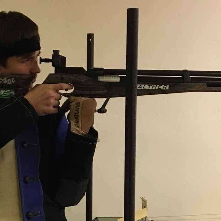 Ein Jugendgewehr und Schießsportausrüstung