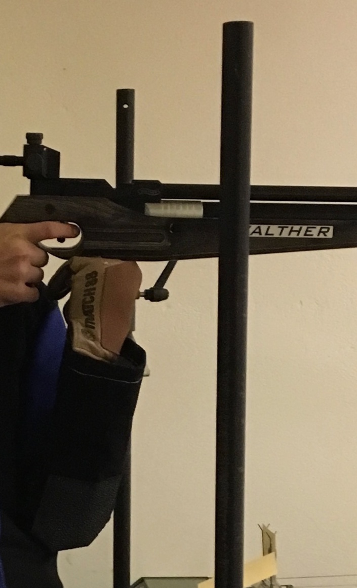 Ein Jugendgewehr und Schießsportausrüstung