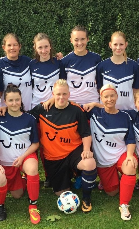 Hoodies für die 2. Buchholzer Fußballdamen