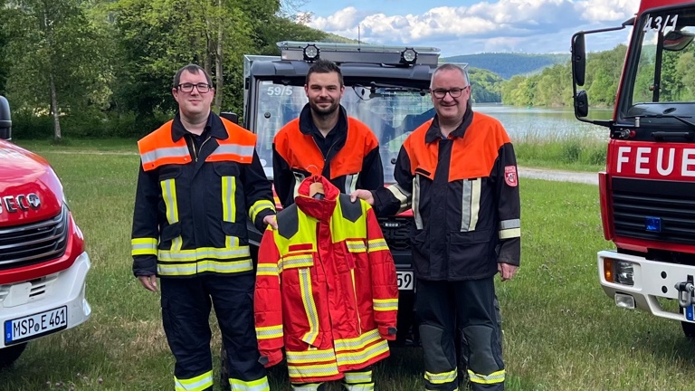 Neue Einsatzjacken für die Feuerwehren Neustadt und Erlach a.Main
