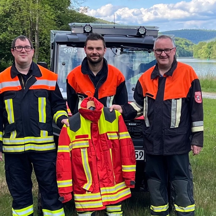 Neue Einsatzjacken für die Feuerwehren Neustadt und Erlach a.Main